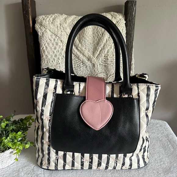 Betsey Johnson Handbags - Betsy Johnson Bow Purse